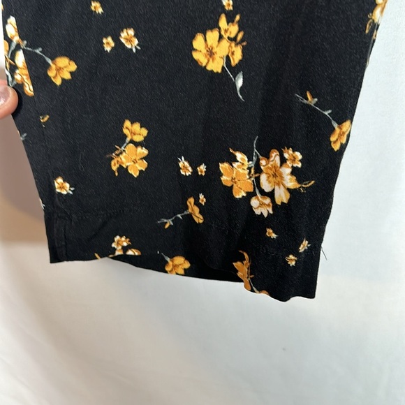 Torrid Black & Yellow Floral Paperbag Crop Pants - Picture 4 of 9